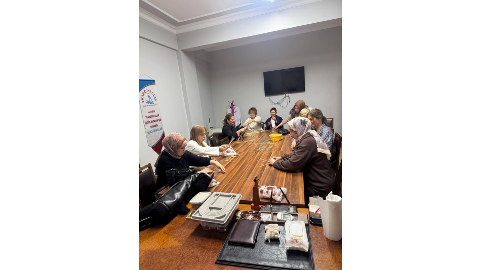  Derneğimizde Halk Eğitim iş birliğiyle başlatılan sepet örme kursu büyük ilgi gördü.