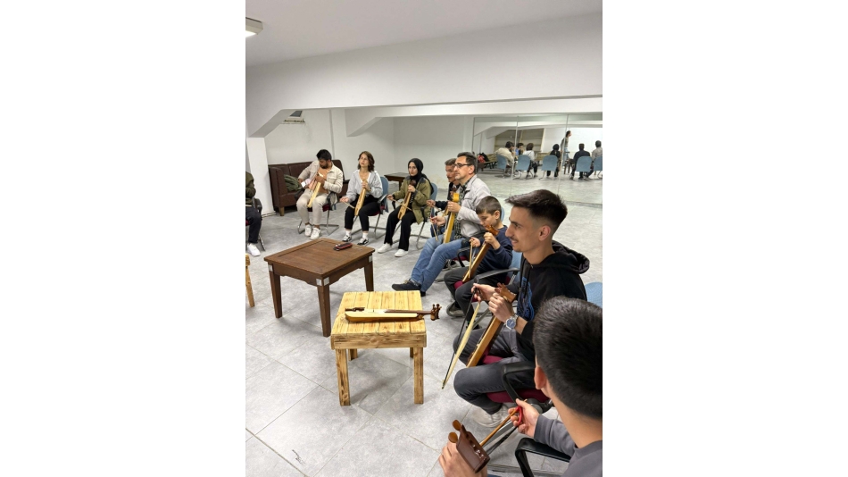 Sakarya Trabzonlular Derneği Kemençe Kursu Hız Kesmeden Devam Ediyor.